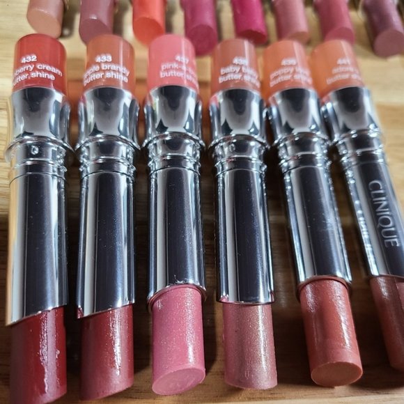 Box of 100 Clinique Unused Lipstick Testers in 16 Different Colours - Picture 11 of 12